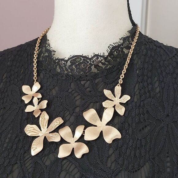 5-Petal Flower Link Gold Tone Statement Necklace Etched Engraved Detailing - Picture 3 of 6